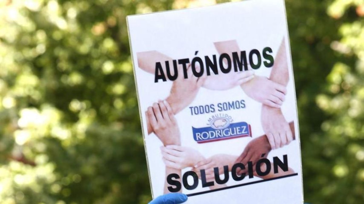 Concentración de los trabajadores de Embutidos Rodríguez frente a la Diputación Provincial.-ICAL
