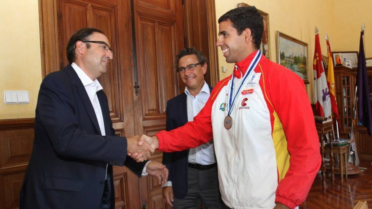 El piragüista Diego Cosgaya, medalla de plata en el Mundial 2015 celebrado en Italia, junto a alcalde de Palencia, Alfonso Polanco (I) y al concejal de Deportes, Facundo Pelayo (C)-Ical