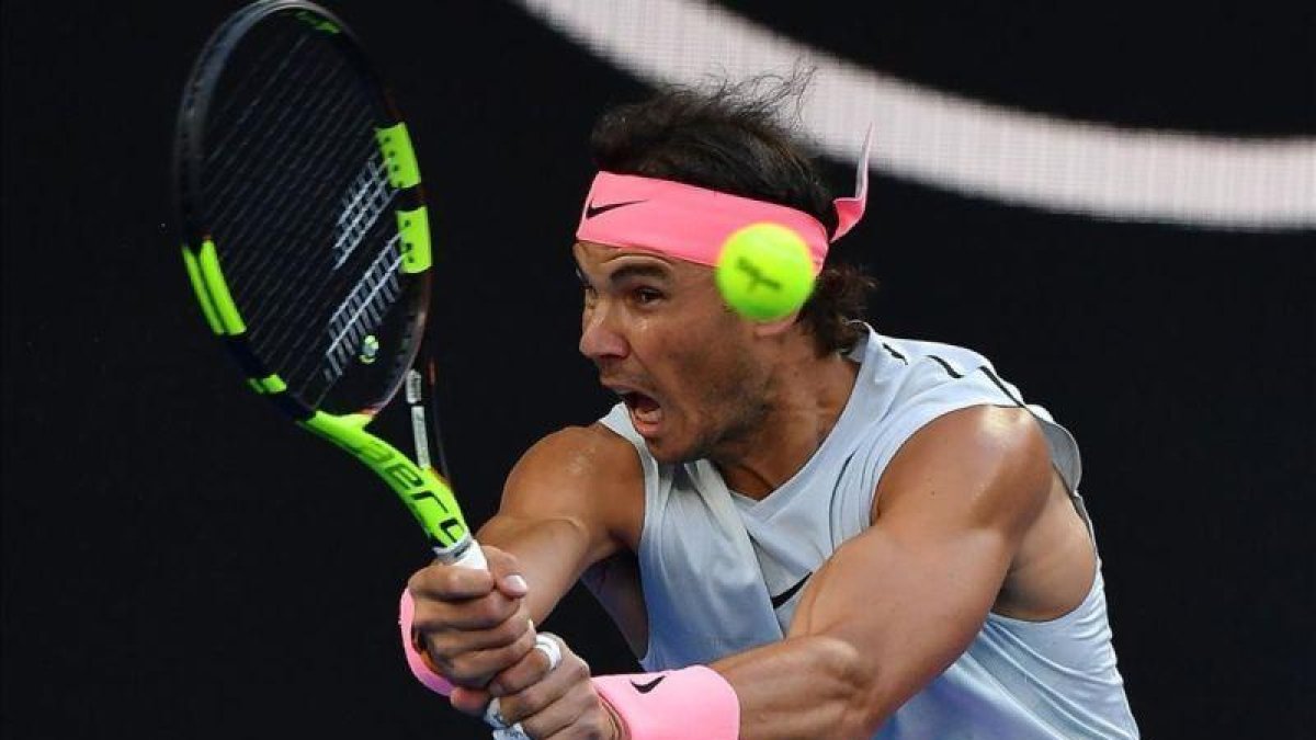 Nadal devuelve una bola, en Melbourne.-AFP / GREG WOOD