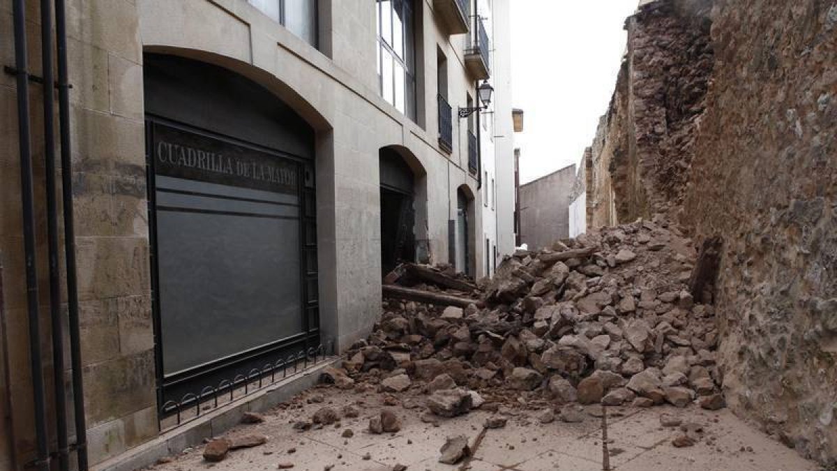 Las intensas lluvias provocan la caída de parte de la muralla de Soria. CONCHA ORTEGA (ICAL)-