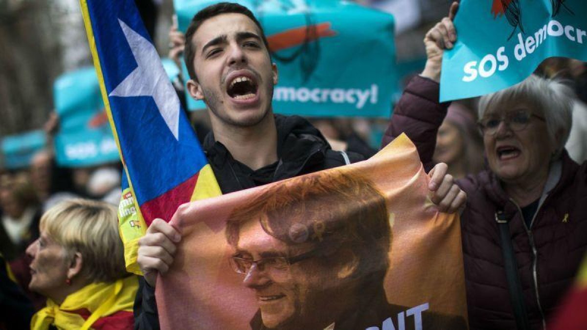 Activistas de los CDR en una movilización reciente.-EL PERIÓDICO