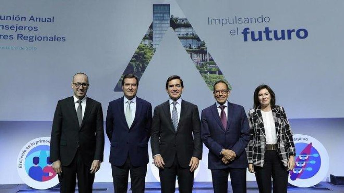 Onur Genc, consejero delegado de BBVA; Antonio Garamendi, presidente de la CEOE; Carlos Torres,  presidente de BBVA; Carlos Salazar, presidente del Consejo Coordinador Empresarial de México (CCE) y Cristina de Parias, directora de BBVA España.-