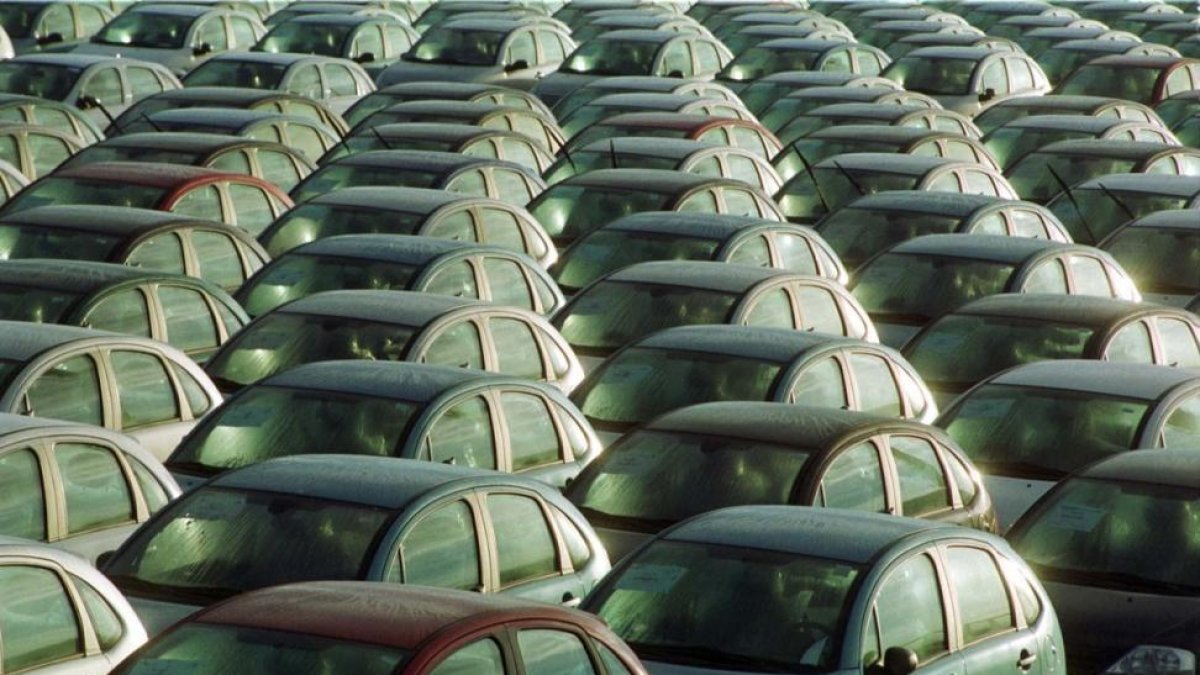 Coches destinados a la exportación preparados en el Puerto de Tarragona.-PERIODICO (NEGATIVO)