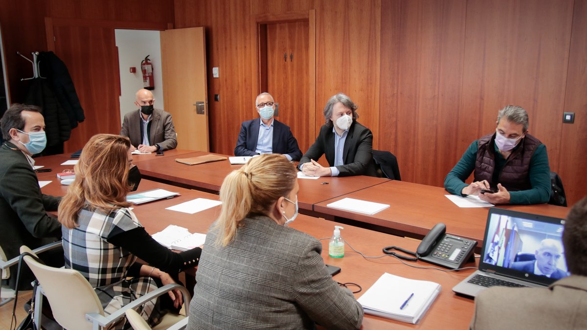 De frente y comenzando por la izquierda, Antonio Carrión, director de la planta de Ondara, y los asesores legales de David Engel, Miguel Mariscal y Nicolás Melchior. G.M.