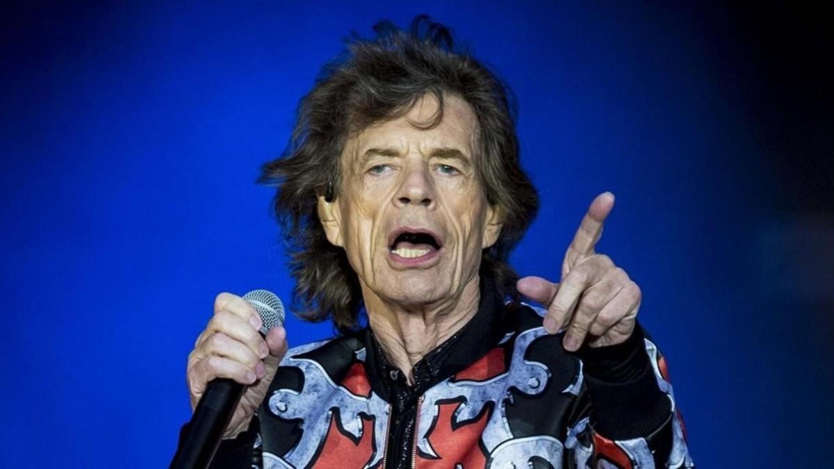 Mick Jagger, en su salsa, ante la multitud, en un concierto. /-EL PERIÓDICO