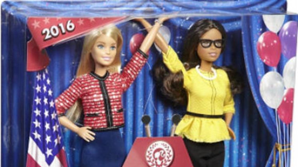 La Barbie presidenta (izquierda) y la Barbie vicepresidenta saludan victoriosas.-MATTEL