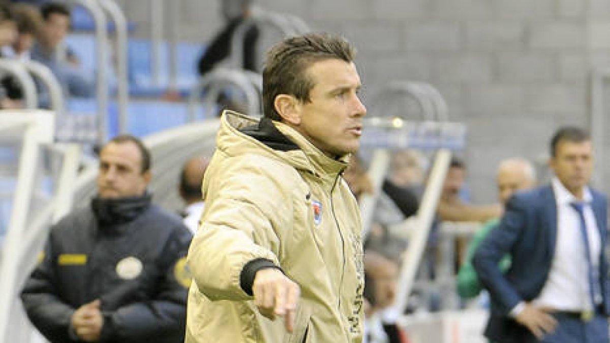 El técnico del Numancia, Juan Carlos Unzué. / ÚRSULA SIERRA-