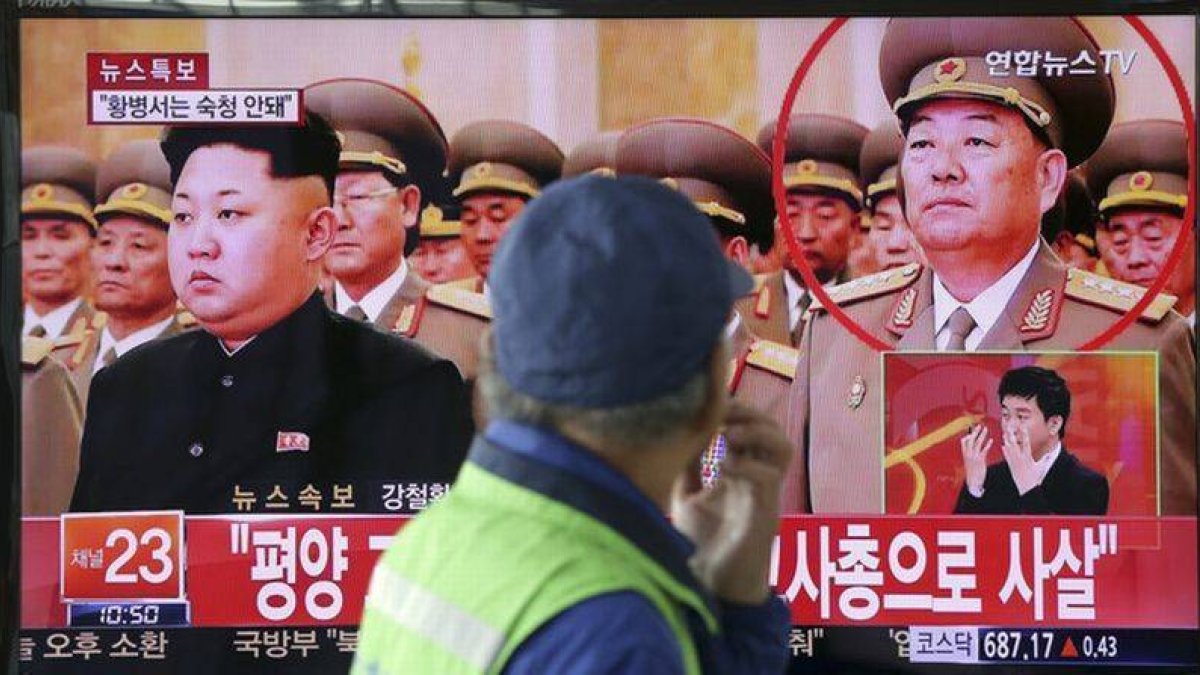 Un hombre mira un informativo en el que aparecen Kim Jong-un junto al ejecutado ministro de Defensa, este miércoles en Seúl.-Foto: AP / LEE JIN-MAN