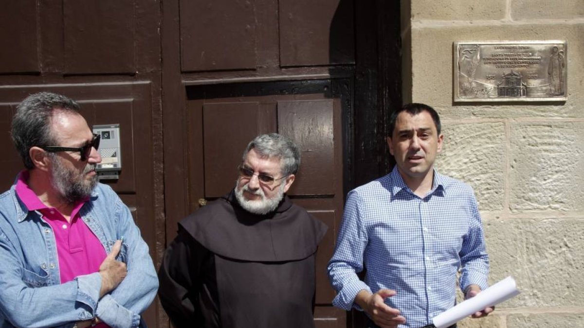 El concejal de Turismo, Javier Muñoz asiste a la colocación placa conmemorativa V Centenario de Santa Teresa.-Ical