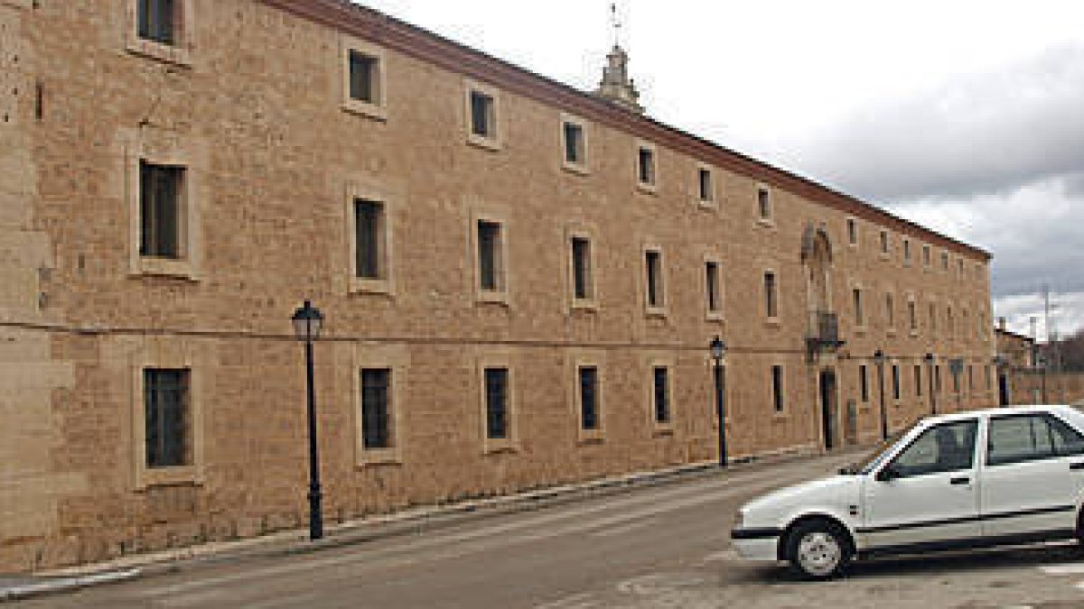 Exterior de la residencia San José. / JAVIER SOLÉ-