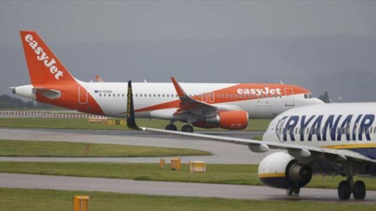 Aparatos de EasyJet y Ryanair, compañías low cost.-REUTERS / ANDREW YATES