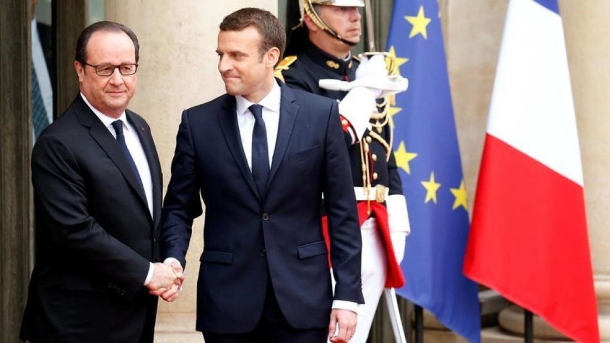 Saludo entre François Hollande y Emmanuel Macron.-