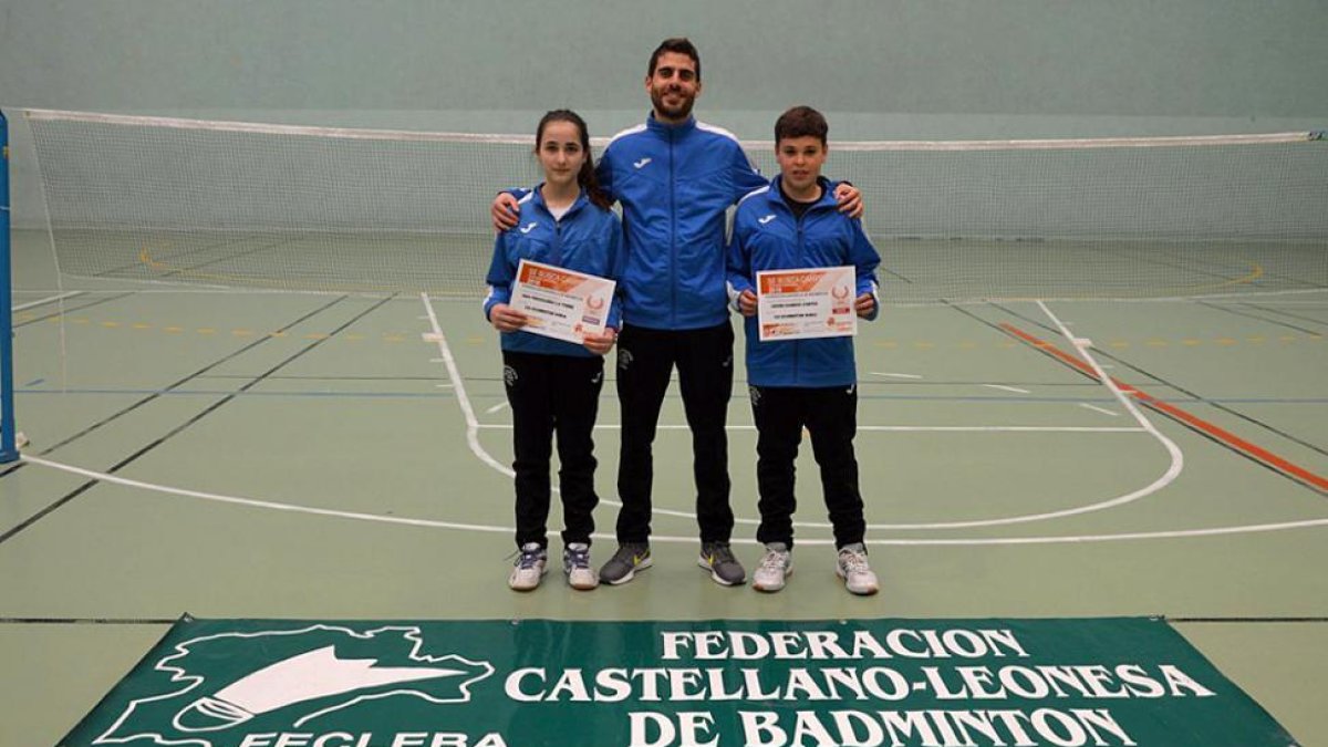 Ana Peñaranda, Víctor Ortega, entrenador, y Javier Barrios.-HDS