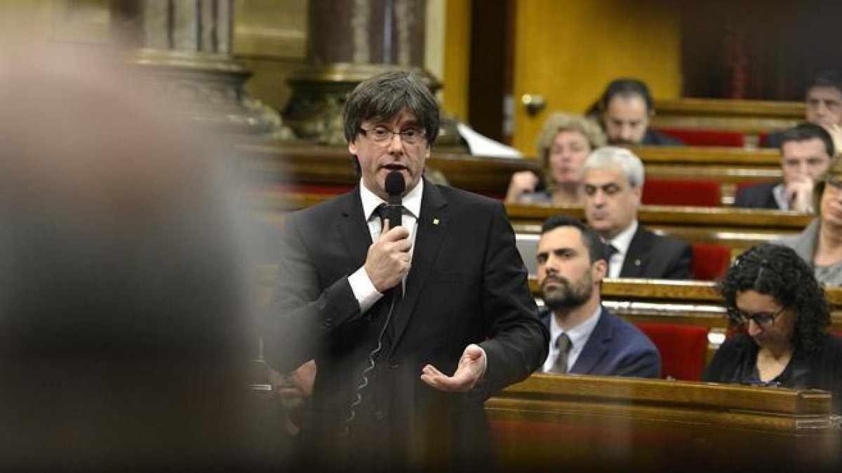 Intervención del 'president' Carles Puigdemont en el Parlament tras la suspensión de la Conselleria de Exteriors.-ACN / FOTO: FERRAN SENDRA