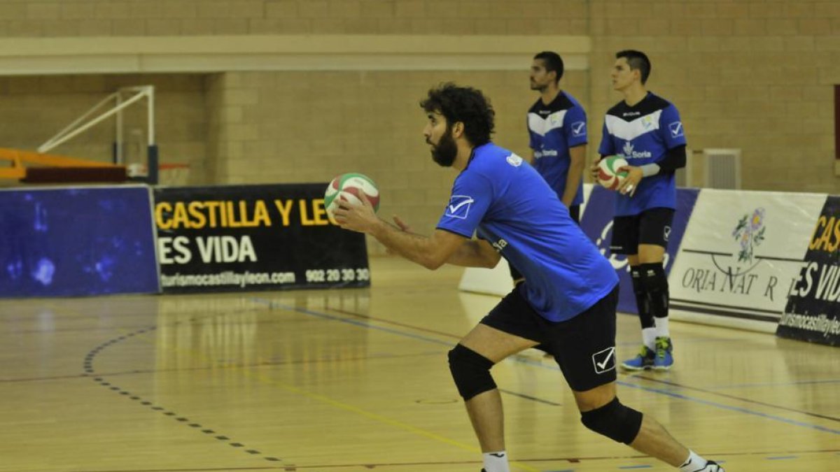 Sevillano, jugador-entrendor del Río Duero Soria de voleibol.-VALENTÍN GUISANDE