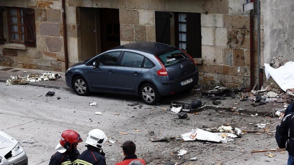 Restos del accidente donde una avioneta se ha estrellado hoy en Arbizu (Navarra).-EFE