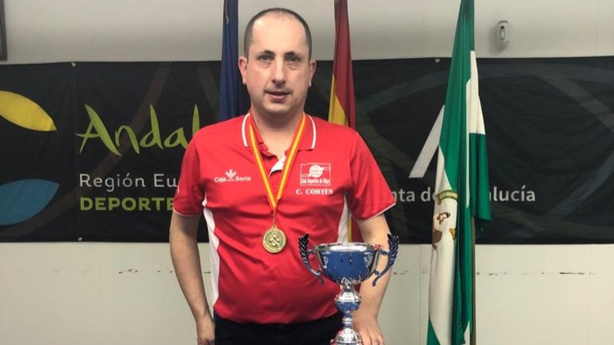 Carlos Cortés con la copa de campeón de España. HDS