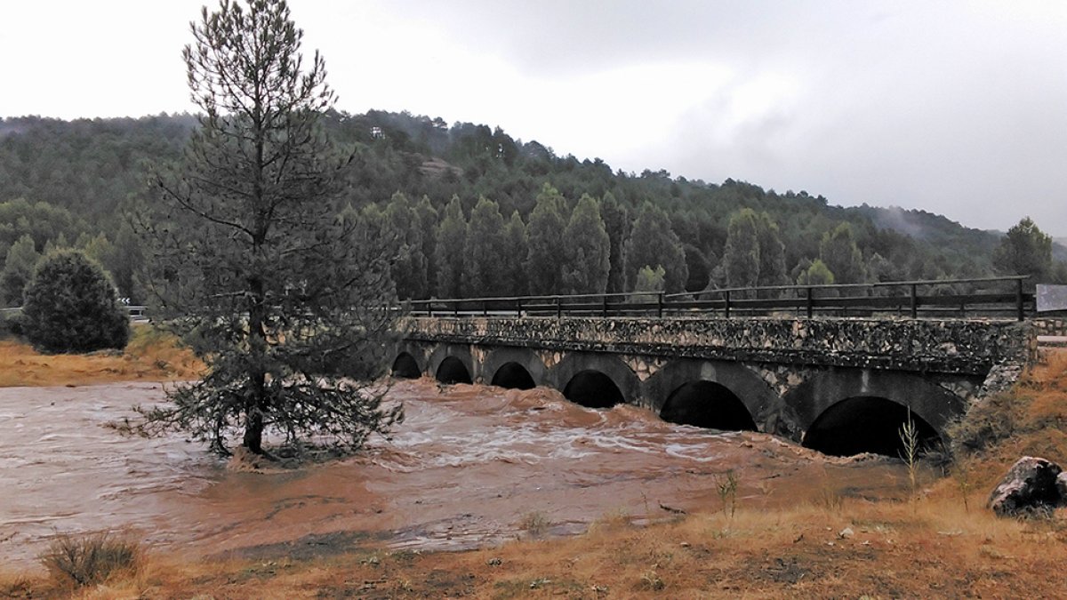 Rio Lobos con gran caudal.-HDS