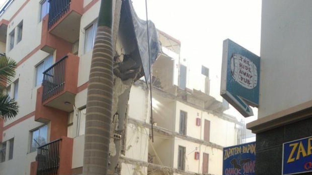 Derrumbe de un edificio en Los Cristianos, Tenerife.-EFE / NICOLÁS DORTA