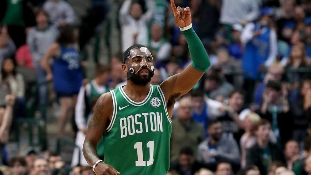 Kyrie Irving, durante el partido de los Celtics contra los Mavericks.-/ AFP / TOM PENNINGTON