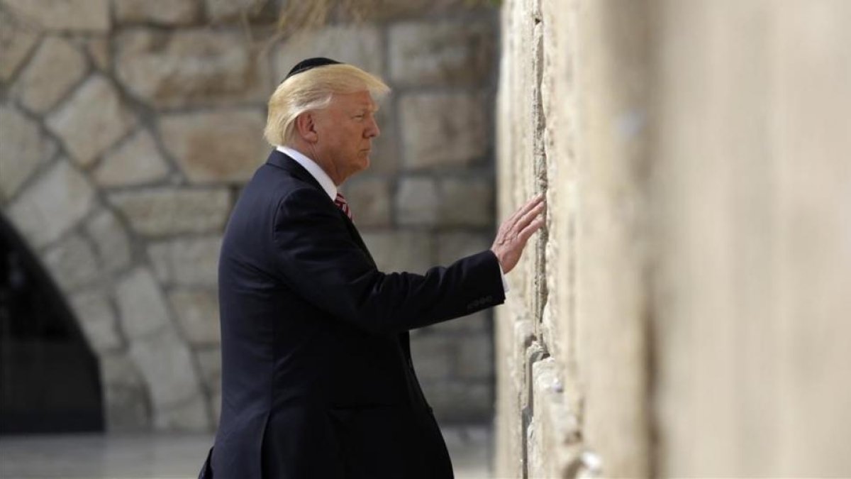 Donald Trump en el muro de Las Lamentaciones.-Evan Vucci