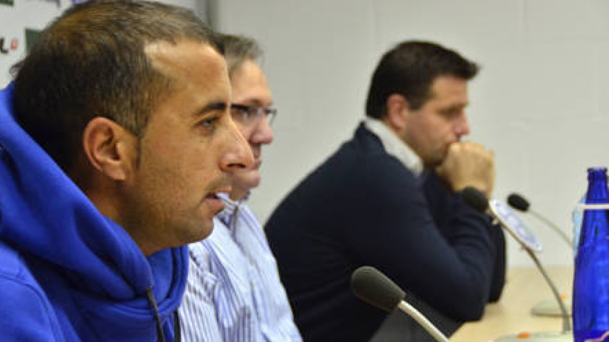 David González, Eduardo Rubio y César Palacios en la presentación del jugador con el Numancia. / A. Martínez-