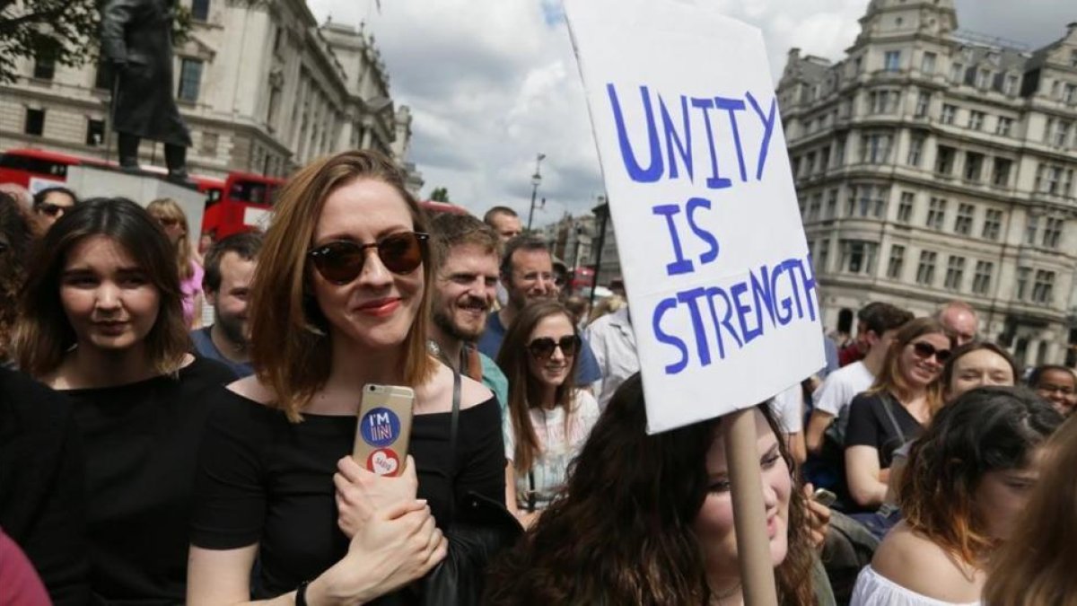 Manifestantes contrarios al 'brexit' protestan en Parliament Square, en Londres, este sábado.-AP / TIM IRELAND