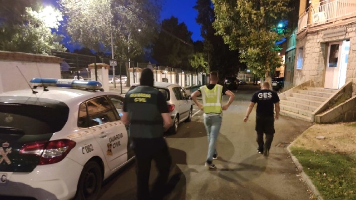 Agentes durante el operativo de detención. HDS