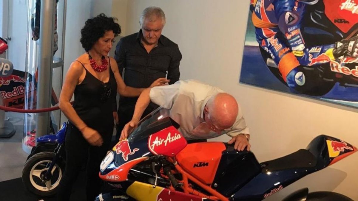 Toni Salom, abuelo del fallecido joven piloto mallorquín, besa, entre lágrimas, la moto de su nieto Luis, en la inauguración hoy de una exposición en Palma.-EMILIO PÉREZ DE ROZAS