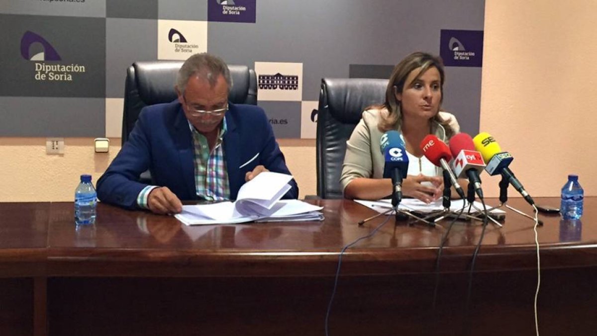 José Antonio de Miguel y Esther Pérez presentan las nuevas bases en la mañana de ayer.-DIPUTACIÓN