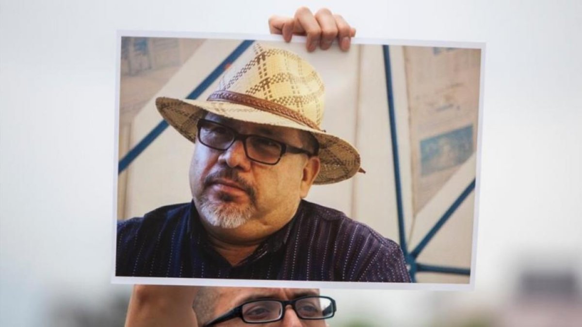 Un periodista protesta por el asesinato de Javier Valdez.-JULIO CESAR AGUILAR / AFP