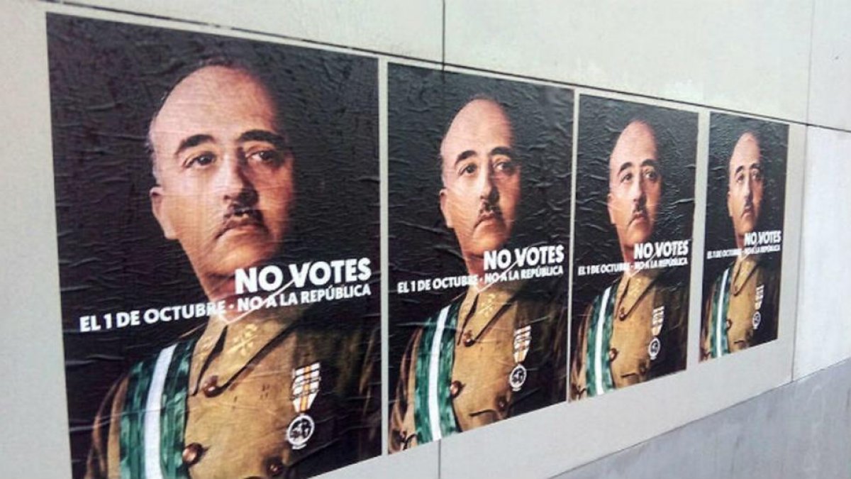 Fotografía de los carteles colgados en Girona.-TWITTER / LLUC SALELLAS