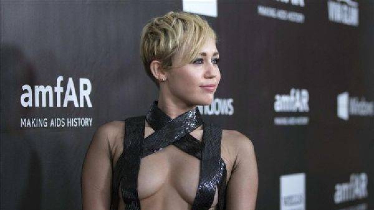 Miley Cyrus posa en el 'photocall' de la gala anFAR, celebrada el pasado 29 de octubre en Los Ángeles.-Foto: REUTERS / MARIO ANZUONI