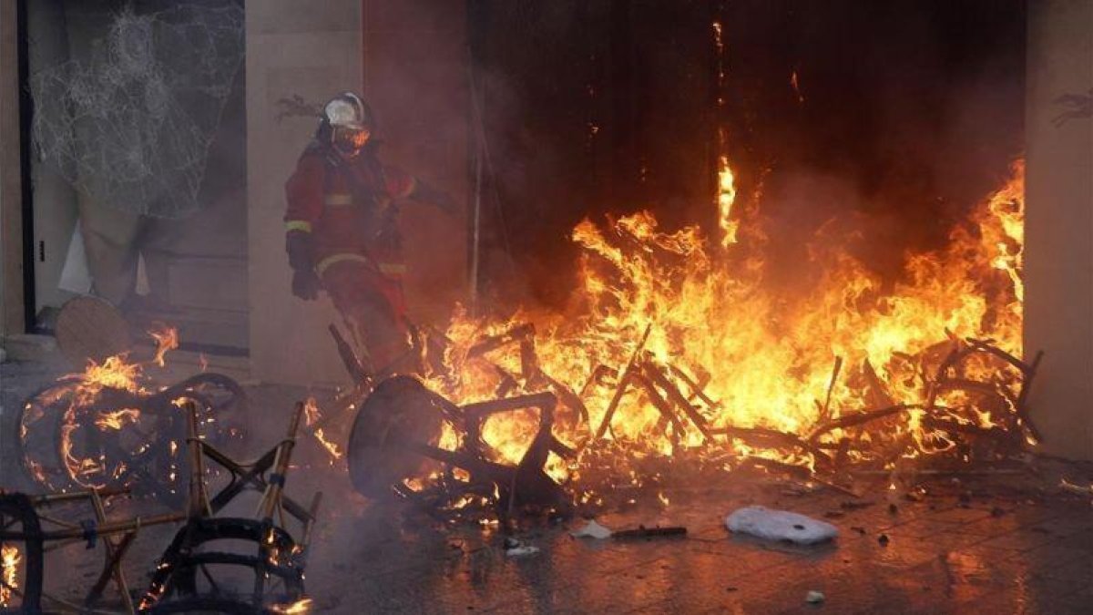 Imagen de los graves disturgios en los Campos Elíseos de París el pasado sábado.-EFE / YOAN VALAT