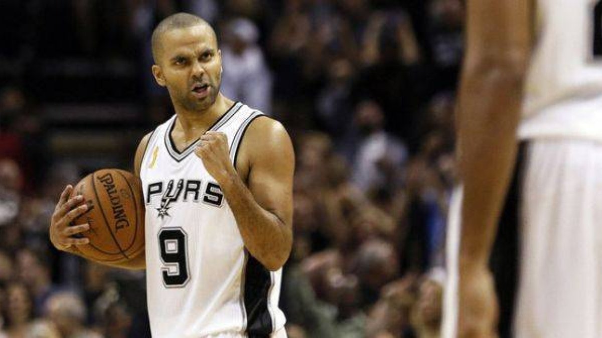 Tony Parker celebra la victoria de los Spurs ante los Mavericks tras anotar el triple decisivo.-Foto: USA TODAY / SOOBUN IM