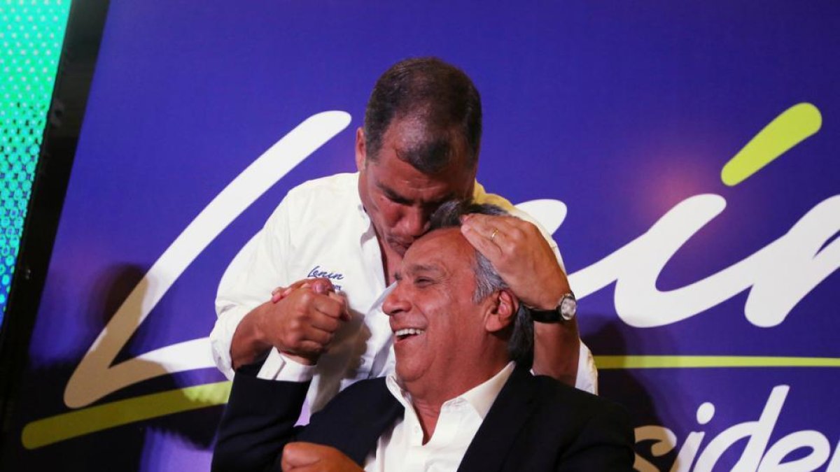 El presidente de Ecuador, Rafael Correa, besa a su candidato, Lenin Moreno, en Quito.-MARIANA BAZO