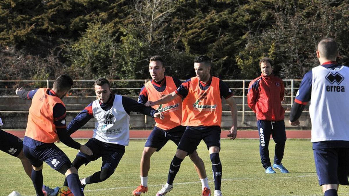 Varios jugadores del Numancia durante el entrenamiento de ayer.-VALENTÍN GUISANDE