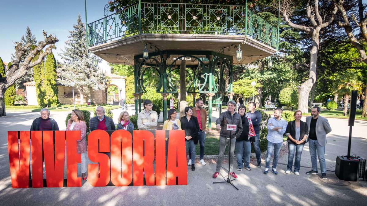 La candidatura del PSOE, con Carlos Martínez en cabeza, ayer en la presentación junto al Árbol de la Música. GONZALO MONTESEGURO