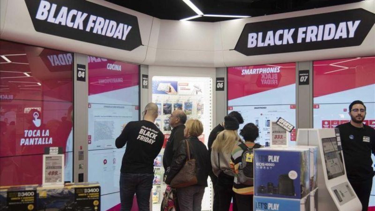 Ambiente en una tienda especializada en tecnología y electrodomésticos el Black Friday del año pasado.-JUAN CAMILO MORENO