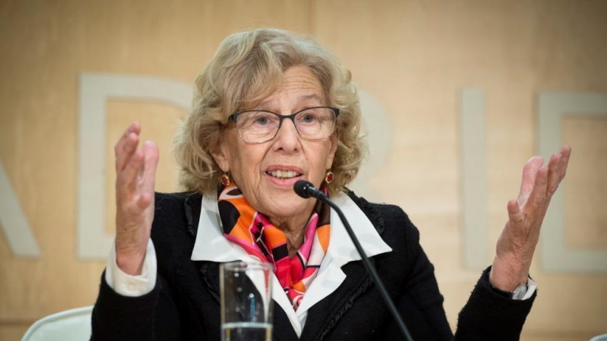 La alcaldesa de Madrid Manuela Carmena durante la rueda de prensa que ha ofrecido este lunes en el Palacio de Cibeles tras destituir a Carlos Sánchez.-LUCA PIERGIOVANNI (EFE)