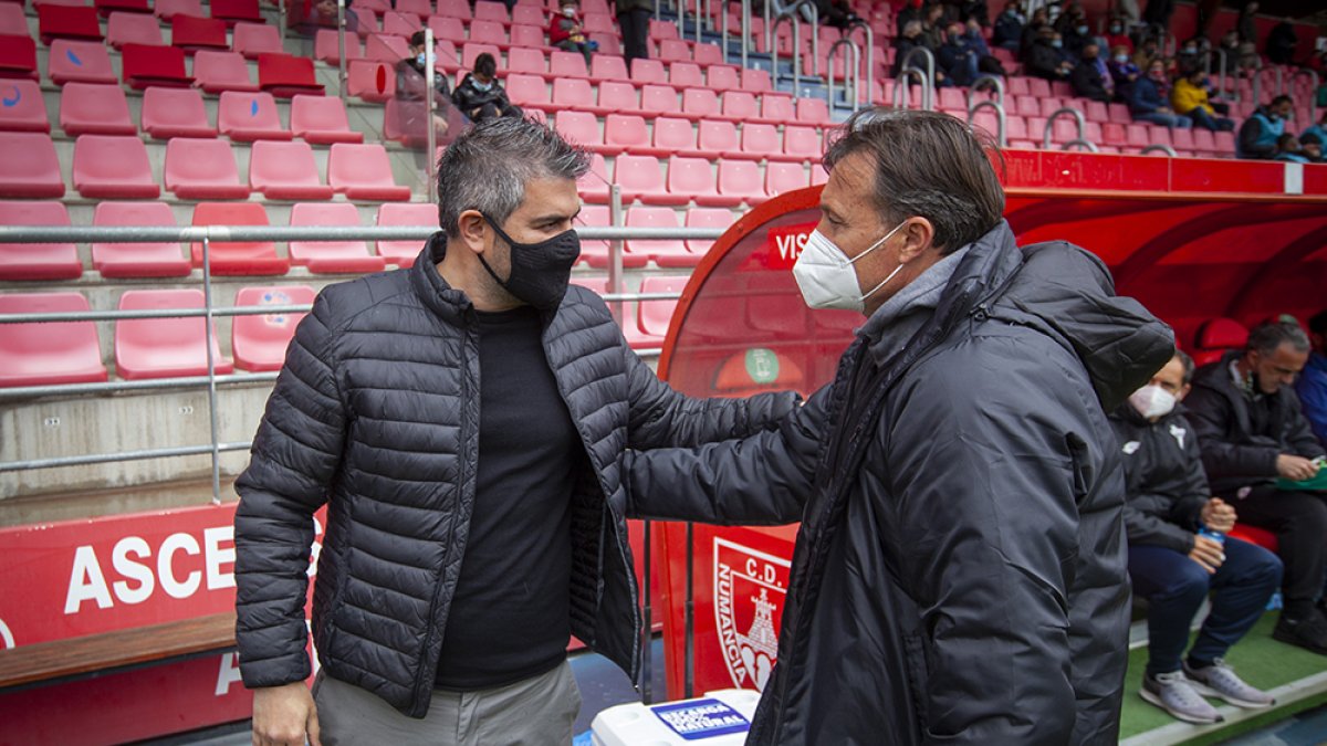 Huerta y Cristóbal se saludan en los prolegómenos del encuentro. MARIO TEJEDOR
