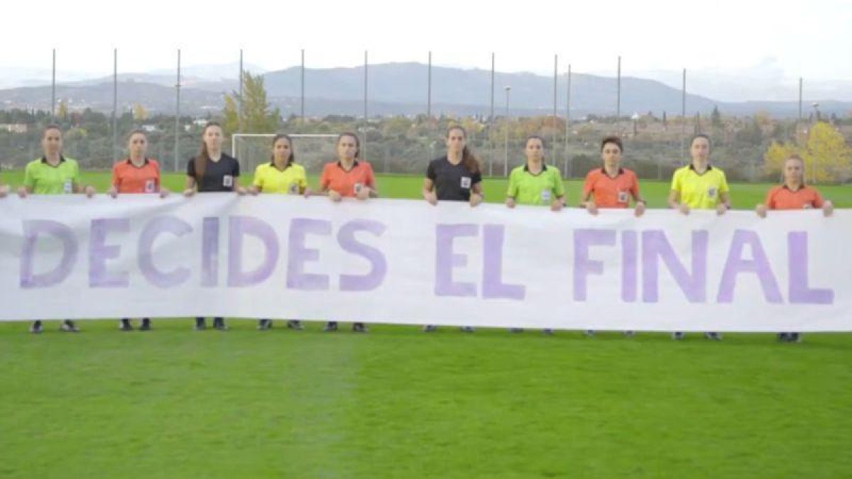 Las árbitras españolas piden que se acabe la violencia de género.-RFEF