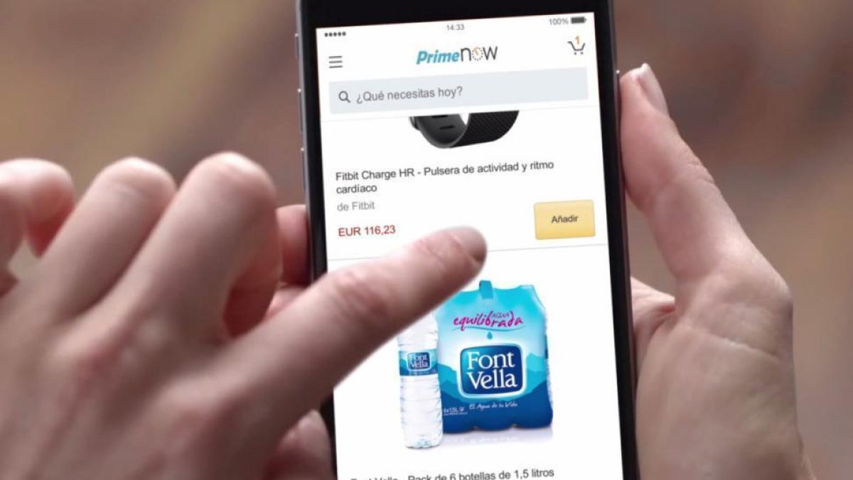 Un usuario compra desde la aplicación Prime Now de Amazon.-