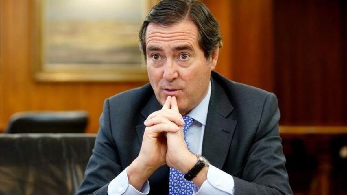 El presidente de CEOE, Antonio Garamendi, en un momento de la entrevista.-JOSÉ LUIS ROCA