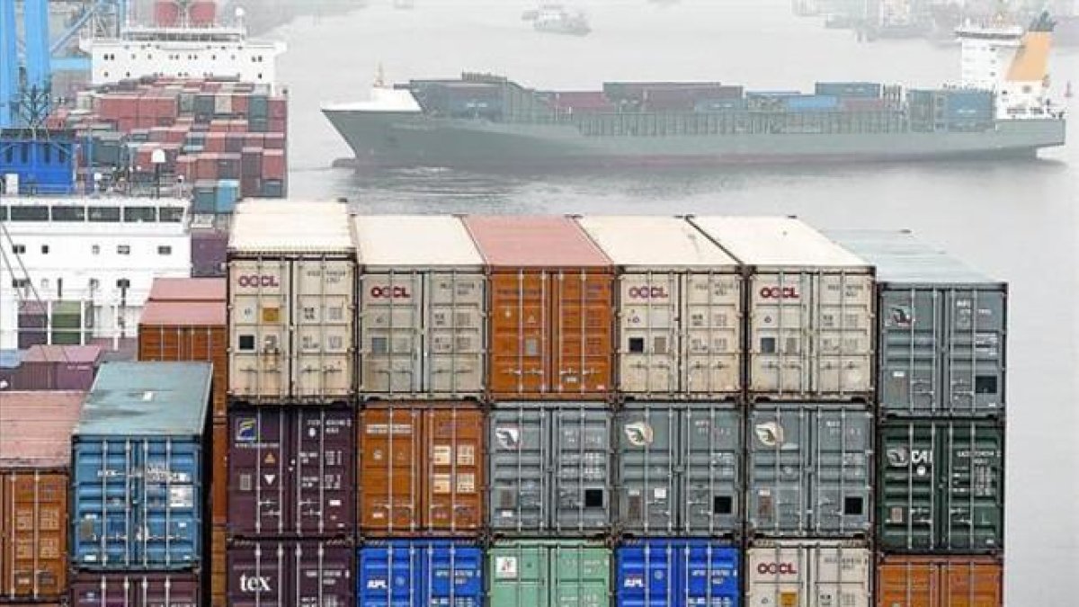 Contenedores listos para embarcar.-REUTERS