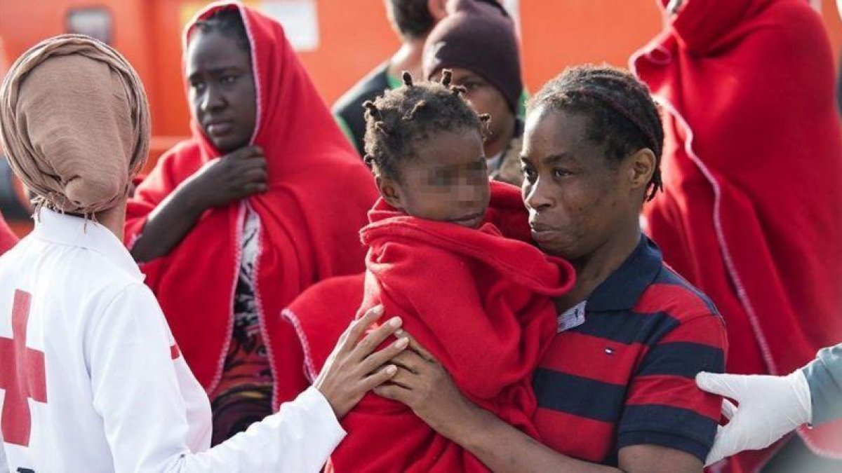 Primeros auxilios a los integrantes de una patera arribada al puerto de Motril, en Granada.-MIGUEL PAQUET (EFE)