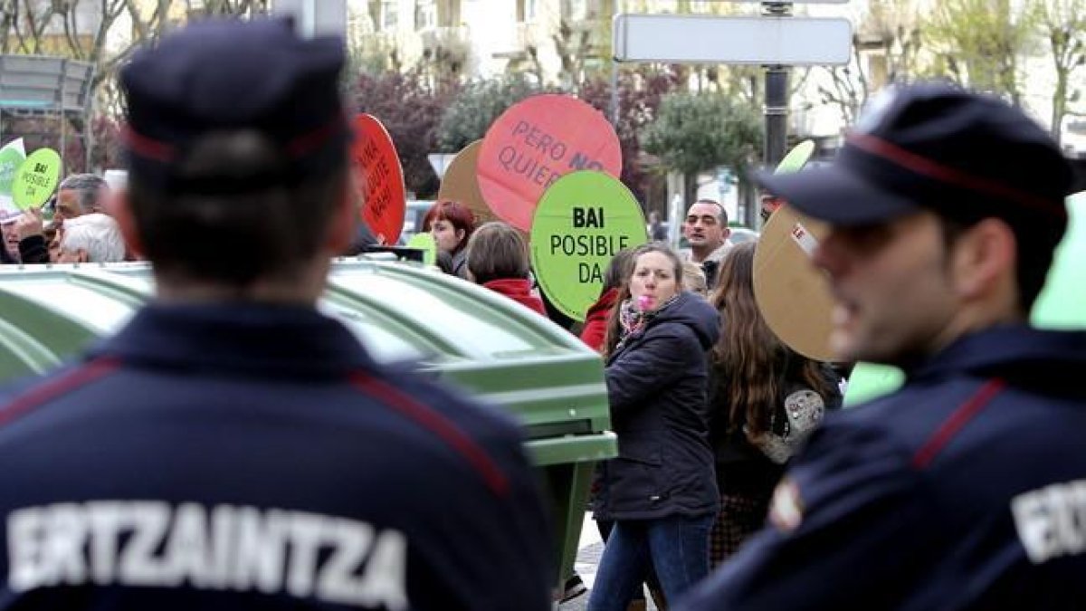 Dos agentes de Ertzaintza-EFE