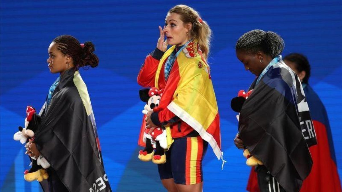 Lydia Valentín, en lo alto del podio, tras recibir la medalla de oro de campeona del mundo.-EFE / MIKE NELSON