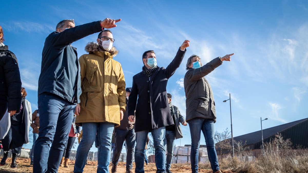 Los sociaslitas Javier Antón, Ángel Hernández, Luis Tudanca y Carlos Martínez Mínguez en la parcela que ocupará el CPD de la Seguridad Social. GONZALO MONTESEGURO