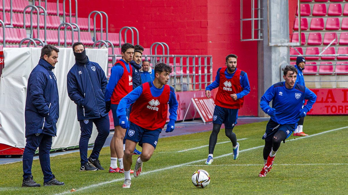 Diego MartÍnez observa a los suyos en el entrenamiento de ayer jueves. MARIO TEJEDOR